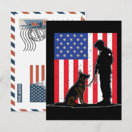 Patriotischer Soldat hält US-Flagge Postkarte