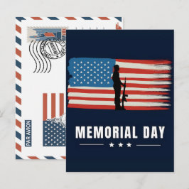 Patriotischer Soldat hält US-Flagge Postkarte