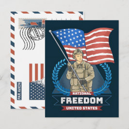 Patriotischer Soldat hält US-Flagge Postkarte