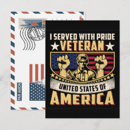 Patriotischer Soldat hält US-Flagge Postkarte