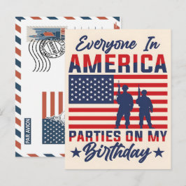Patriotischer Soldat hält US-Flagge Postkarte