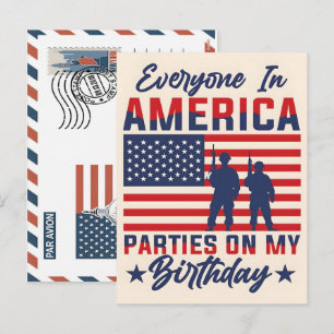 Patriotischer Soldat hält US-Flagge Postkarte