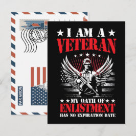 Patriotischer Soldat hält US-Flagge Postkarte