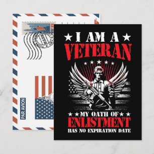 Patriotischer Soldat hält US-Flagge Postkarte