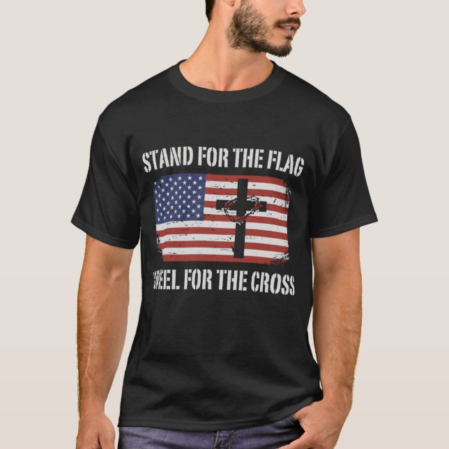 Patriotischer Stand für die Fahne Knie für das Kre T-Shirt (Vorderseite)
