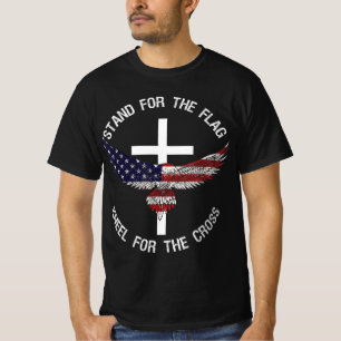 Patriotischer Stand für die Fahne Knie für das Kre T-Shirt