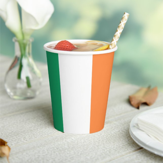Patriotischer Tag der irischen Trikolorenflagge Pappbecher (In Situ)