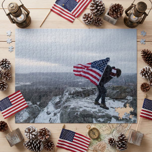 Patriotischer Wanderer schwenkt die amerikanische  Puzzle