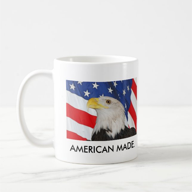 Patriotischer Weißkopfseeadler und amerikanische Kaffeetasse (Links)
