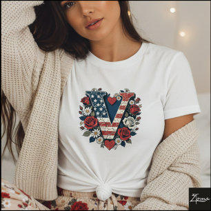 Patriotisches florales Letter V Kranzdesign T-Shirt