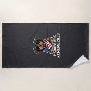 Patriotisches Rottweiler-Held-Hund-Vektor-Design Strandtuch