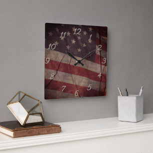 Patriotisches US-Flaggen-Segment über rustikalem,  Quadratische Wanduhr