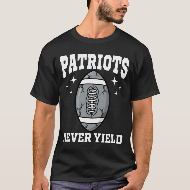 PATRIOTS NEVER YIELD - NEW ENGLAND FOOTBALL T-Shirt (Vorderseite)