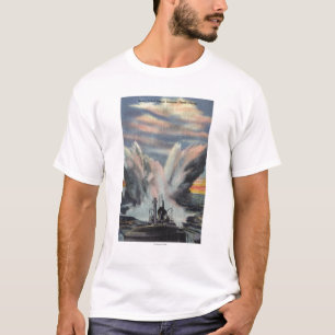 Patrouillenschiff der Marine gibt Wasserbombe ab T-Shirt