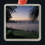Pattaya Beach Sunset ... Chonburi, Thailand Silbernes Ornament<br><div class="desc">Sonnenuntergang am Strand,  Pattaya,  Chonburi,  Thailand. Pattaya Beach liegt parallel zum Stadtzentrum und verläuft von Pattaya Nuea südlich zur Walking Street. Go Isaan Fotografy ist spezialisiert auf idiosynkratische Bilder aus Thailand,  Kambodscha und Laos. Hier finden Sie einzigartige Grußkarten,  Postkarten,  Poster,  Mousepads und mehr.</div>