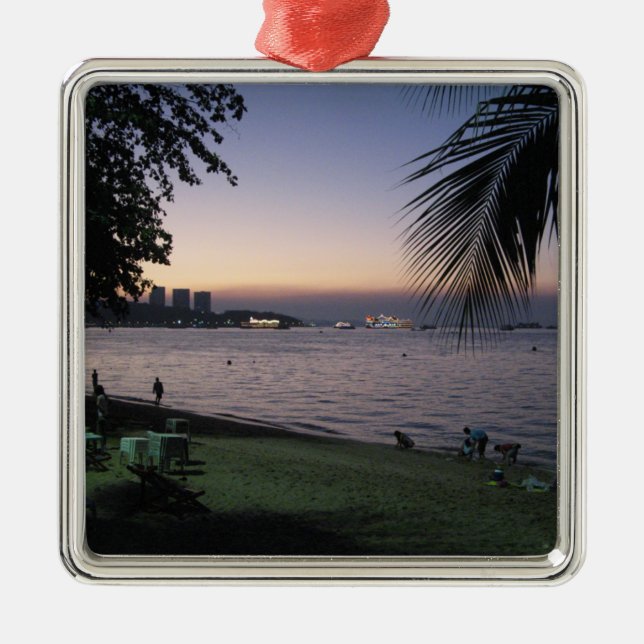 Pattaya Beach Sunset ... Chonburi, Thailand Silbernes Ornament (Vorne)