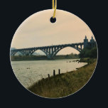 Patterson Bridge, Gold Beach, Oregon Keramik Ornament<br><div class="desc">Ein schöner Ausblick auf die Patterson Bridge während Sie den Rogue River Trail in Gold Beach, Oregon entlang laufen. Diese Brücke wurde 1932 fertig gestellt und widmet sich der Erinnerung an einen Gouverneur von Oregon, Isaac Lee Patterson. Es ist eine Betonbogenbrücke, die den Rogue-Fluss überspannt, und deshalb wird sie auch...</div>