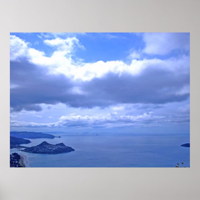 Pauanui Blick von Norden auf den Berg Paku Poster (Vorne)