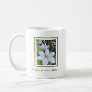 Pause Breathe Bloom Blumengestaltung Kaffeetasse