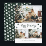 Paw Print Foto Collage Happy Pawlidays Green Pet Feiertagskarte<br><div class="desc">Moderne Green Foto Happy Card mit drei Fotos mit einem handgeschriebenen Urlaubssalon auf der Vorderseite und grünem Hintergrund mit fallendem Schnee und Pfotendrucken auf der Rückseite. Mit Ihren Fotos, Familiennamen und dem Jahr personalisieren Sie diese Weihnachtskarte für den grünen Hund. Diese niedliche Weihnachtskarte kann mit dem Designwerkzeug in jede beliebige...</div>