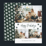 Paw Print Foto Collage Happy Pawlidays Green Pet Feiertagskarte<br><div class="desc">Moderne Green Foto Happy Card mit drei Fotos mit einem handgeschriebenen Urlaubssalon auf der Vorderseite und grünem Hintergrund mit fallendem Schnee und Pfotendrucken auf der Rückseite. Mit Ihren Fotos, Familiennamen und dem Jahr personalisieren Sie diese Weihnachtskarte für den grünen Hund. Diese niedliche Weihnachtskarte kann mit dem Designwerkzeug in jede beliebige...</div>