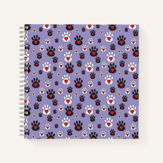 Paw Prints mit roten Herzen auf blau Notizbuch