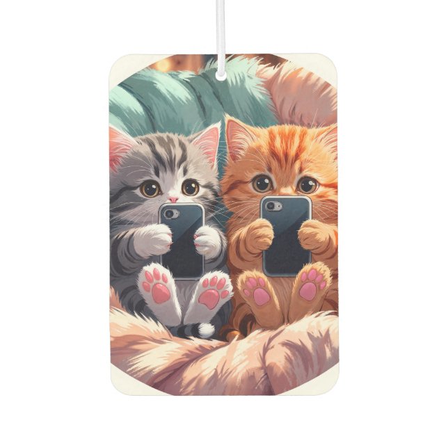 Paw-sitive Vibes – Fluffige Kätzchen machen Selfie Autolufterfrischer (Vorderseite)