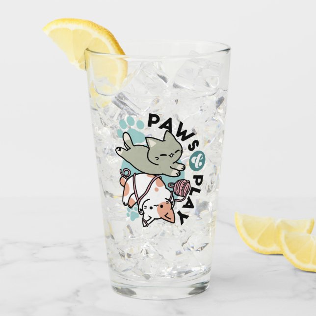 Paws and Play – Adorable Cat Illustration Glas (Vorderseite Ice)