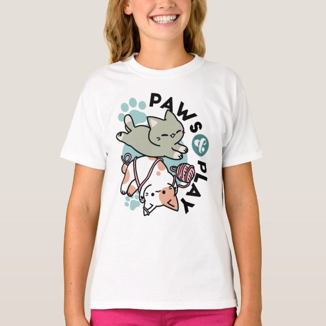 Paws and Play – Adorable Cat Illustration T-Shirt (Vorderseite)