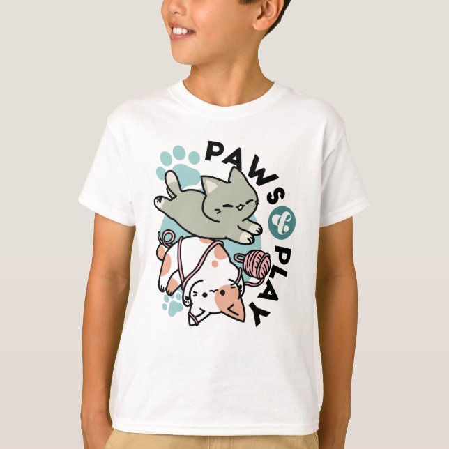 Paws and Play – Adorable Cat Illustration T-Shirt (Vorderseite)
