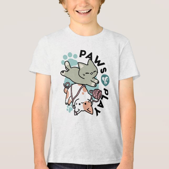 Paws and Play – Adorable Cat Illustration Tri-Blend Shirt (Vorderseite)