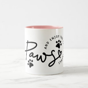 Paws und genieße die kleinen Dinge Zitat Zweifarbige Tasse