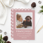 Pawsitiv unvergessliches Jahr Pink Pet Foto Feiertagskarte<br><div class="desc">Es war "Pawsitiv ein Jahr werden wir nie vergessen"! Diese mit einem Haustier bespielte Urlaubsfotokarte enthält lustige Formulierungen und ein Lieblingsbild Ihres Hundes (oder einer Kätzchen), um diesen Weihnachtsfeiertag etwas zu vermitteln. Personalisieren Sie den modernen weißen Text mit einem individuellen Gruß, dem Namen, der Familie und dem Jahr Ihres Nachwuchses....</div>