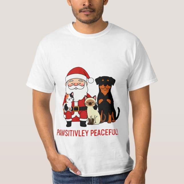 Pawsitively Peaceful: Santa’s Serene Pet Moment T-Shirt (Vorderseite)
