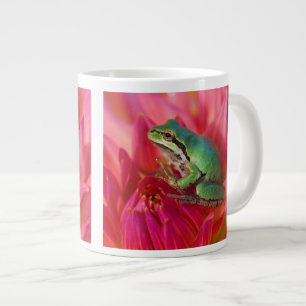 Pazifischer Baumfrosch auf Blume in unserem Garten Jumbo-Tasse