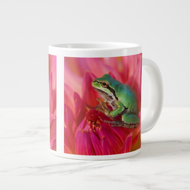 Pazifischer Baumfrosch auf Blume in unserem Garten Jumbo-Tasse (Vorderseite Rechts)