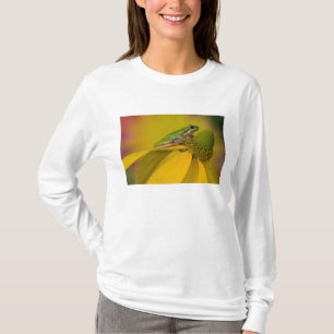 Pazifischer Baumfrosch auf Blume in unserem Garten T-Shirt