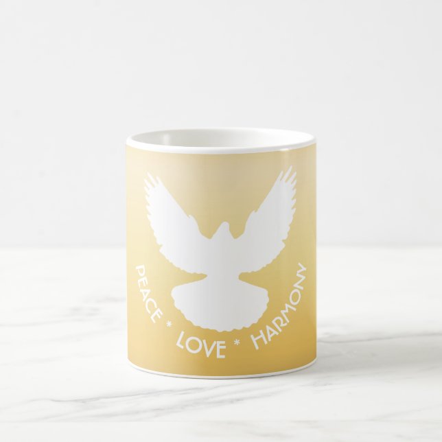 Peace Dove in Flight White on Gold Einfach elegant Kaffeetasse (Mittel)