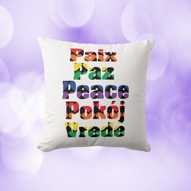 Peace Hearts Rainbow Typografy Kissen (A pillow with the word peace in French, Spanish, Polish and Dutch)