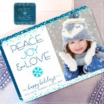Peace Joy Liebe Script Chic Modern Snowflake Foto Feiertagskarte<br><div class="desc">"Frieden, Freude und Liebe." Eine lustige, spielerische, schneeflocke Illustration und moderne Typografie auf weißem Hintergrund helfen Ihnen, die Feriensaison zu beginnen, zusammen mit dem individuellen Foto Ihrer Wahl. Imitate türkisfarbene Folie Konfetti Punkte rahmen die Karte. Fühlen Sie die Wärme und Freude der Ferien, wenn Sie diese atemberaubende, grafische, personalisierte Foto...</div>