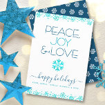 Peace Joy Liebe Turquoise Snowflake Typografie Bol Feiertagskarte<br><div class="desc">"Frieden, Freude und Liebe." Eine lustige, spielerische, schneeflocke Illustration und moderne Typografie auf weißem Hintergrund helfen Ihnen in der Ferienzeit. Zusätzliche Imitate türkisfarbene Schneeflocken und Konfetti Punkte bilden den Rahmen der Karte. Ein weißes Schneeflockenmuster überlagert dunkelblau auf der Rückseite. Fühlen Sie die Wärme und Freude der Ferien, wenn Sie diese...</div>