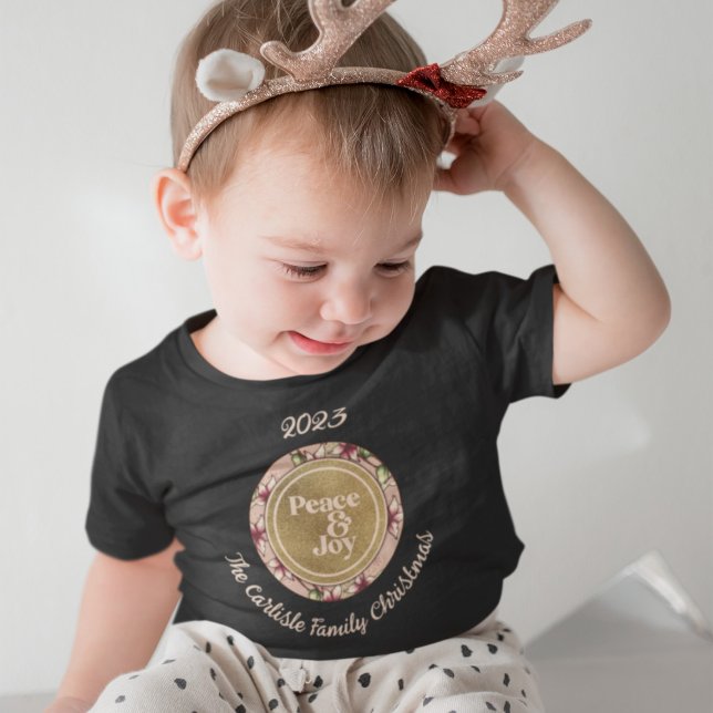 Peace & Joy Pink Goldene Familie Name Weihnachten Baby T-shirt (Peace & Joy Pink Gold Family Name Christmas Baby T-Shirt with Light-Colored Text for Dark Shirts.)