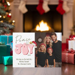 Peace Joy Retro Schriftart 1 Foto Niedlich Weihnac Feiertagskarte<br><div class="desc">Dieses festliche Peace & Joy Design wurde mit einem modernen Skriptdesign-Schriftart geschaffen, und mein handgezeichneter Blockblock-Schriftart im Retro-Stil der 80er Jahre in hellrosa und roter Farbe überragt mit meiner handgemalten Weihnachtsmannmütze mit Heilig- und Beeren, um Ihr Foto als Stern zu erstrahlen. Fügen Sie Ihren Familiennamen und benutzerdefinierten Text hinzu, um...</div>