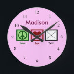 Peace Liebe Baton Twirting Custom Pink Runde Wanduhr<br><div class="desc">Ein Friedenszeichen,  Herz und wirbelnde Schlagstöcke. Peace Liebe Twirl personalisierte Uhr.</div>