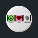 Peace Liebe Forensik Button<br><div class="desc">Ein cooler forensische Wissenschaftsknopf für die Tasche oder den Rucksack eines Wissenschaftlers oder Kriminalszene-Experten, der Morddelikte oder andere Hüllen löst. Es verfügt über ein Friedenszeichen, Herz und Fingerabdruck. Passen Sie dieses Geschenk an einen Labrador-Analytiker oder Techniker, der Beweise überprüft, um Hüllen zu untersuchen und zu lösen. Personalisieren Sie mit Ihrem...</div>