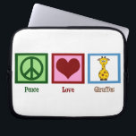 Peace Liebe Giraffes Laptopschutzhülle<br><div class="desc">Ein Friedenszeichen,  ein Herz und eine niedliche Giraffe. Ich Liebe Wildtiergeschenke.</div>