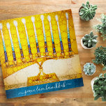 Peace Liebe Hanukkah Künstlerisch Yellow Gold Meno Puzzle<br><div class="desc">"Frieden, Liebe, Hanukkah." Ein nahes Foto einer leuchtenden, farbenfrohen, gelben und goldenen künstlerischen Menorah hilft Ihnen, den Urlaub von Hanukka stilvoll zu gestalten. Genießen Sie die Wärme und Freude der Ferienzeit, wenn Sie dieses atemberaubende, farbenfrohe Hanukka Platz Puzzle verwenden. Passende Karten, Umschläge, Aufkleber, Kissen, Totentaschen, Packpapier, Serviertablette, Zuhause Dekor, und...</div>