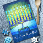 Peace Liebe Hanukkah Script Blue Green Menorah Geschirrtuch<br><div class="desc">"Frieden, Liebe, Hanukkah." Ein nahes Foto einer leuchtenden, farbenfrohen, blauen und grünen künstlerischen Menorah hilft Ihnen, den Urlaub von Hanukkah stilvoll zu gestalten. Genießen Sie die Wärme und Freude der Ferienzeit, wenn Sie dieses helle, farbenfrohe Handtuch der Hanukkah-Küche benutzen. Passende Karten, Porto, Aufkleber, Kissen, Haushaltswaren, Tasche und andere Produkte sind...</div>