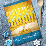 Peace Liebe Hanukkah Script Yellow Gold Menorah Handtuch<br><div class="desc">"Frieden, Liebe, Hanukkah." Ein nahes Foto einer leuchtenden, farbenfrohen, gelben und goldenen künstlerischen Menorah hilft Ihnen, den Urlaub von Hanukka stilvoll zu gestalten. Genießen Sie die Wärme und Freude der Ferienzeit, wenn Sie dieses helle, farbenfrohe Handtuch der Hanukkah-Küche benutzen. Passende Karten, Porto, Aufkleber, Kissen, Haushaltswaren, Tasche und andere Produkte sind...</div>