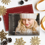 Peace Liebe Jozitierung Typografie Chic Custom Fot Feiertagskarte<br><div class="desc">"Frieden, Liebe und Freude." Ein spielerisches visuelle weißer, skurriler, handgeschriebener Typografie und Konfetti aus Champagnergold gegen Ihr personalisiertes Foto, hilft Ihnen, Weihnachten und Neujahr einzuführen. Genießen Sie die Wärme und Freude der Urlaubssaison, wenn Sie diese stilvolle und moderne personalisierte Grußkarte verwenden. Auf der Vorderseite, mit den leicht zu bedienenden Vorlagen,...</div>